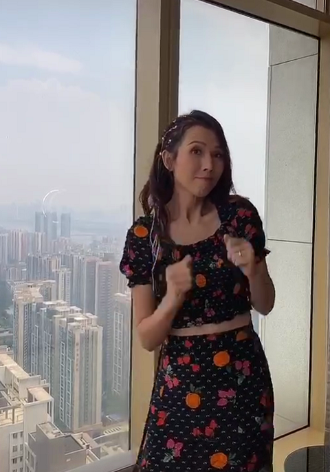 蔡少芬|蔡少芬三胎产子后首穿露脐装，宅家热舞直言“腰是真细”，超自信