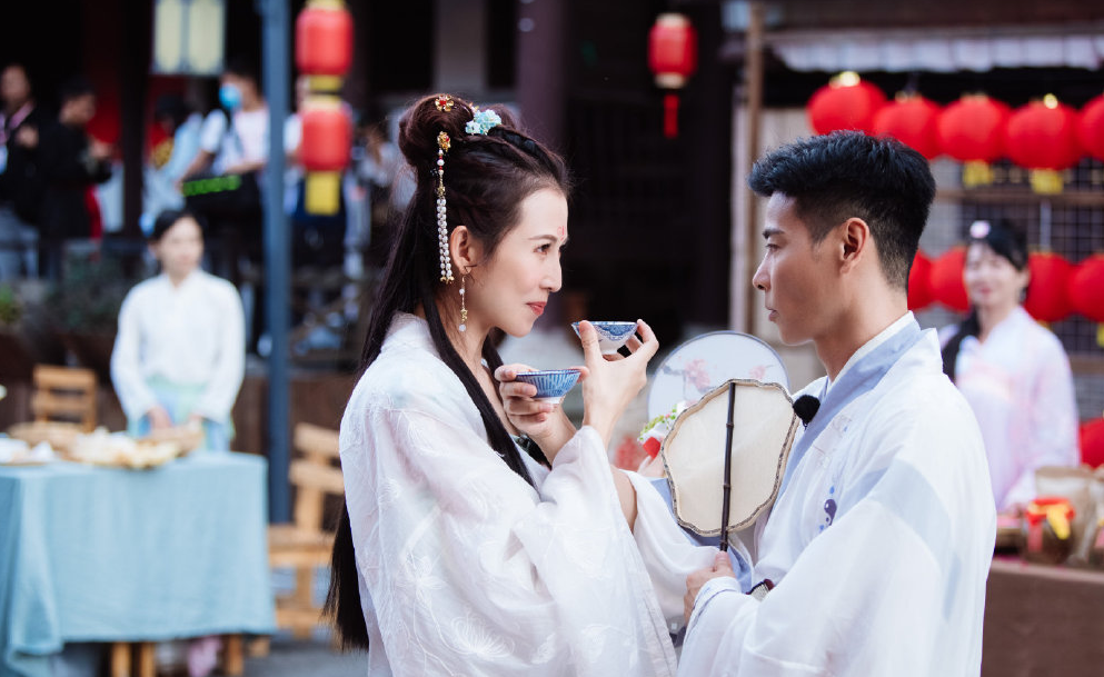 蔡少芬|蔡少芬三胎产子后首穿露脐装，宅家热舞直言“腰是真细”，超自信