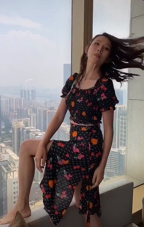 蔡少芬|蔡少芬三胎产子后首穿露脐装，宅家热舞直言“腰是真细”，超自信