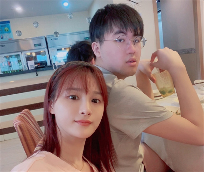 姿态女友挑战粉色jk,白袜都能穿到透光_腾讯新闻