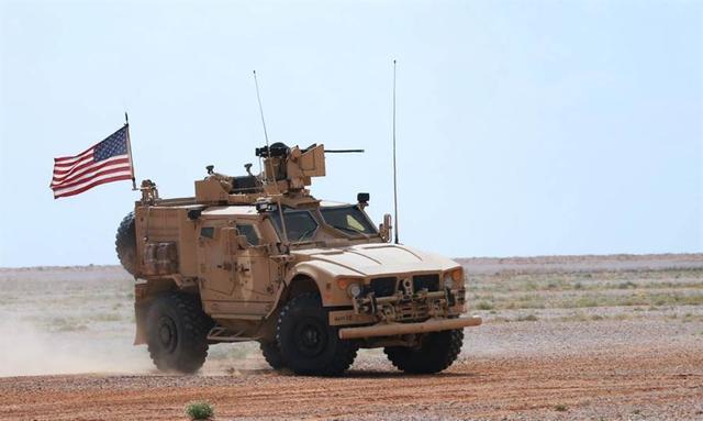 美军用军车阻挡俄罗斯根本不吃这一套装甲车冲撞引发白宫抗议