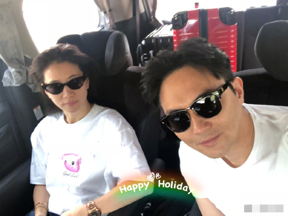 张智霖|张智霖陪老婆理发宠溺放闪，夫妻恩爱同框，袁咏仪眼神抢镜