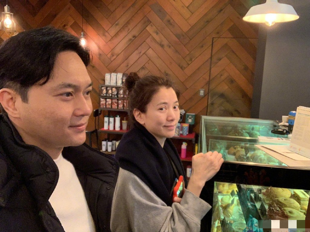 张智霖|张智霖陪老婆理发宠溺放闪，夫妻恩爱同框，袁咏仪眼神抢镜