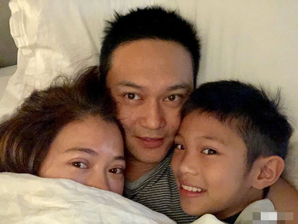 张智霖|张智霖陪老婆理发宠溺放闪，夫妻恩爱同框，袁咏仪眼神抢镜