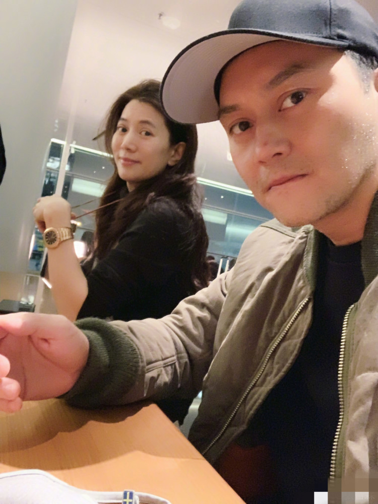 张智霖|张智霖陪老婆理发宠溺放闪，夫妻恩爱同框，袁咏仪眼神抢镜