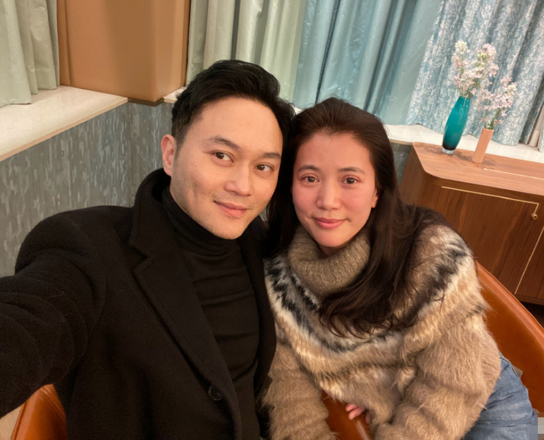 张智霖|张智霖陪老婆理发宠溺放闪，夫妻恩爱同框，袁咏仪眼神抢镜