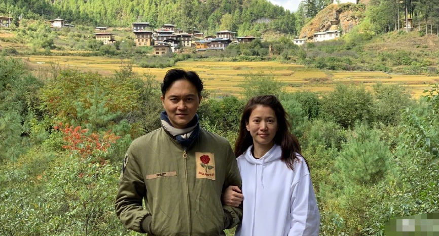 张智霖|张智霖陪老婆理发宠溺放闪，夫妻恩爱同框，袁咏仪眼神抢镜