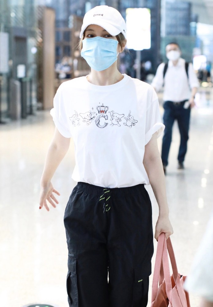 吴昕|吴昕越来越有女团味，现身机场太多粉丝热情接机，主持人成爱豆？