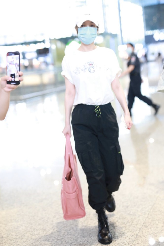 吴昕|吴昕越来越有女团味，现身机场太多粉丝热情接机，主持人成爱豆？