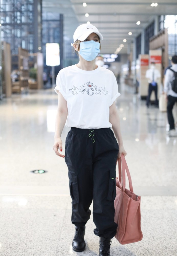 吴昕|吴昕越来越有女团味，现身机场太多粉丝热情接机，主持人成爱豆？