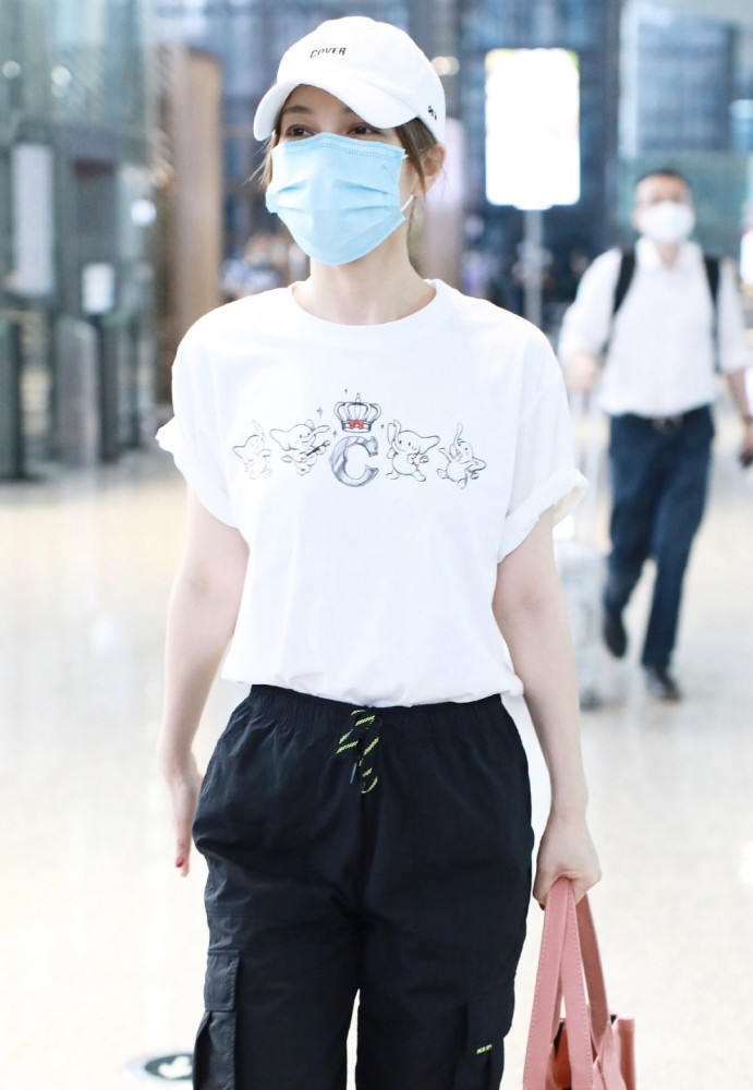 吴昕|吴昕越来越有女团味，现身机场太多粉丝热情接机，主持人成爱豆？