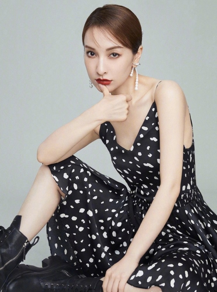 吴昕|吴昕越来越有女团味，现身机场太多粉丝热情接机，主持人成爱豆？