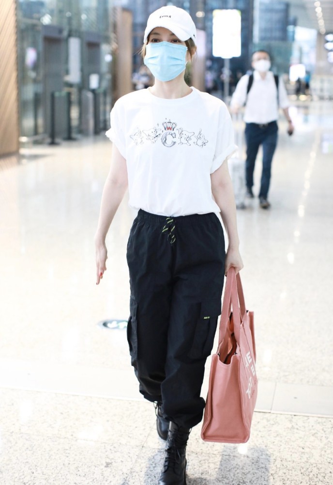 吴昕|吴昕越来越有女团味，现身机场太多粉丝热情接机，主持人成爱豆？