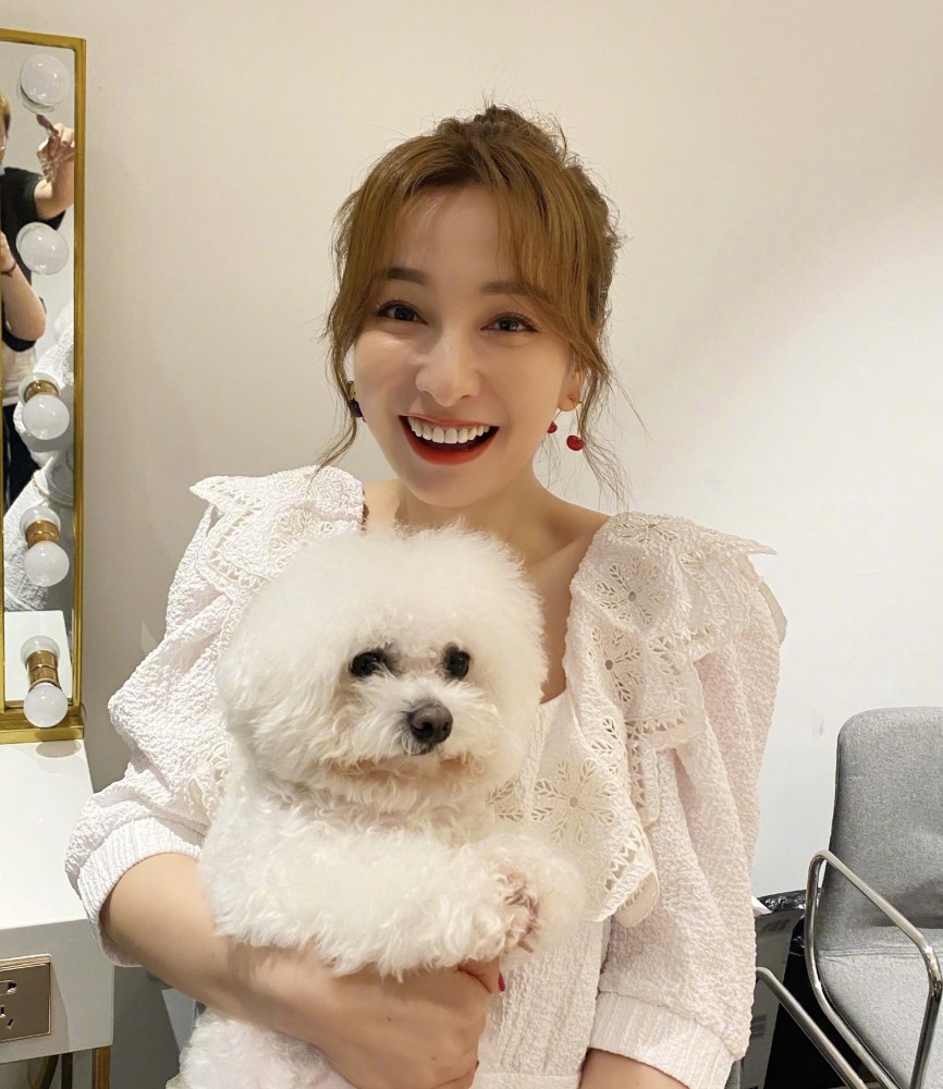 吴昕|吴昕越来越有女团味，现身机场太多粉丝热情接机，主持人成爱豆？