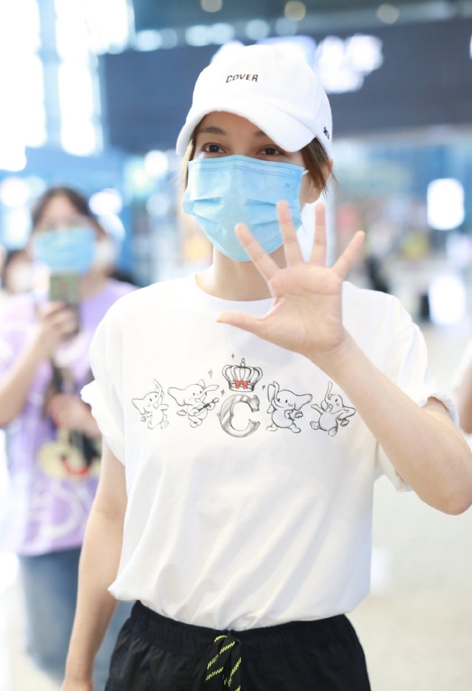 吴昕|吴昕越来越有女团味，现身机场太多粉丝热情接机，主持人成爱豆？