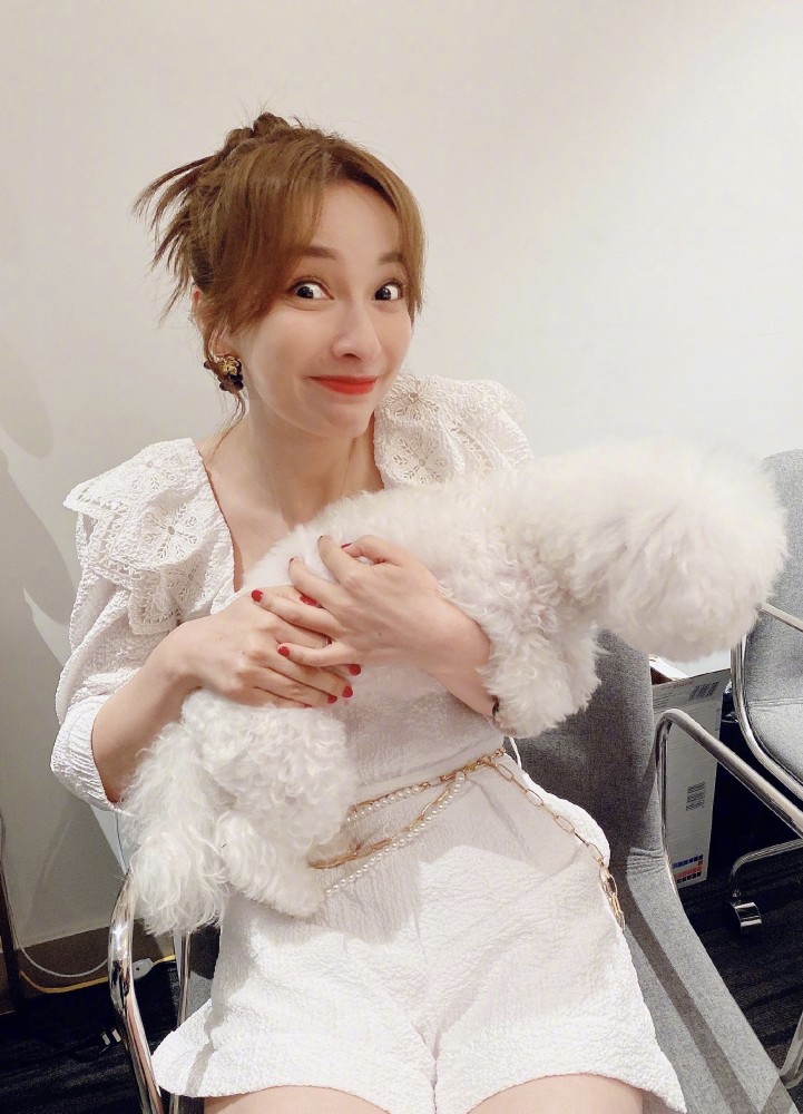 吴昕|吴昕越来越有女团味，现身机场太多粉丝热情接机，主持人成爱豆？