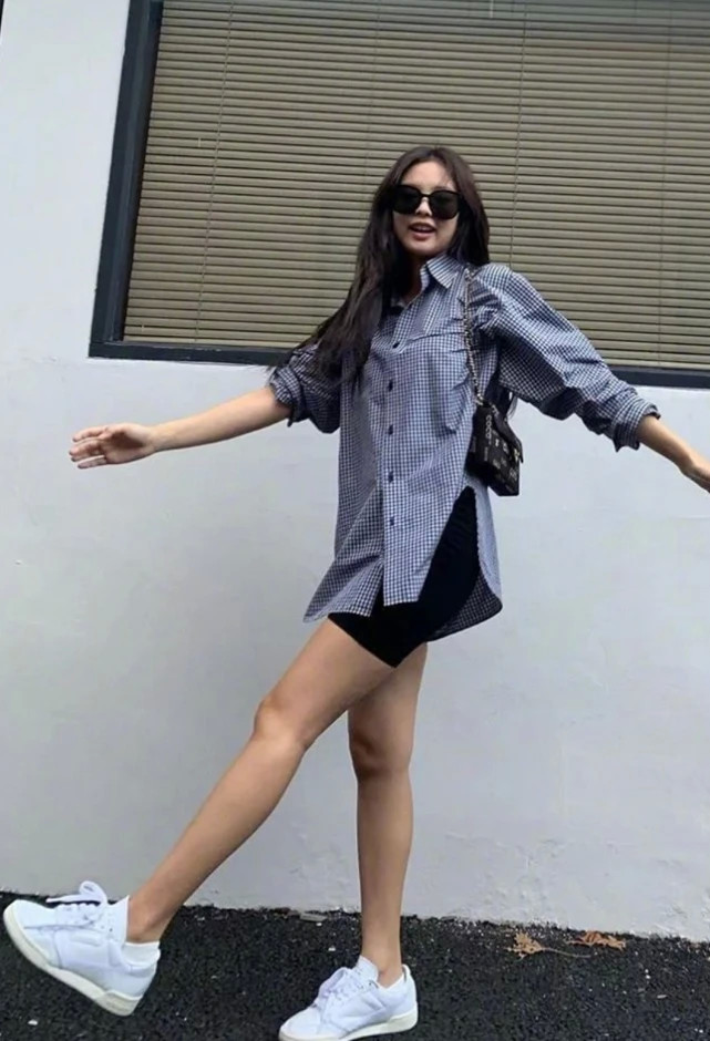 jennie为证明是腿精就大胆挑战内搭外穿凹出圆规腿无敌撩