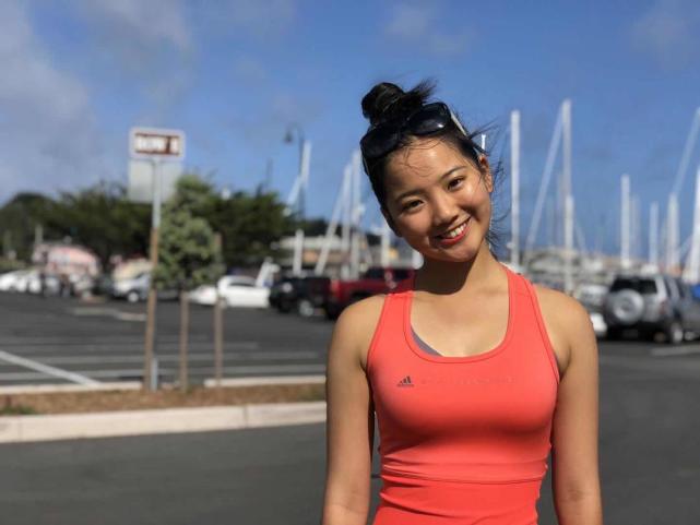 封面新闻记者釆访了川音的专业导师余政仪.