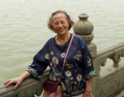 邓超|邓超74岁妈妈罕露面，一头黄发造型时髦，母子同框搞怪画面温馨