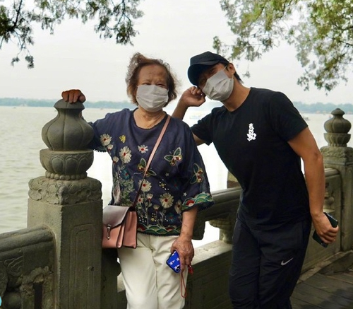 邓超|邓超74岁妈妈罕露面，一头黄发造型时髦，母子同框搞怪画面温馨