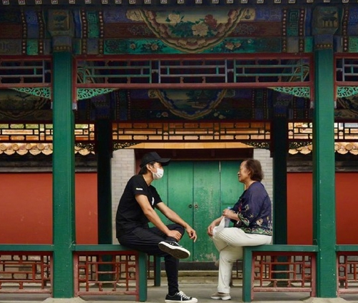 邓超|邓超74岁妈妈罕露面，一头黄发造型时髦，母子同框搞怪画面温馨
