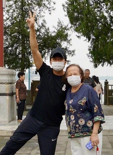 邓超|邓超74岁妈妈罕露面，一头黄发造型时髦，母子同框搞怪画面温馨