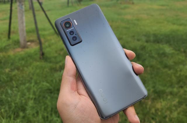 花2个月生活费,3998元iqoo5值得买吗?聊聊它的性价比!