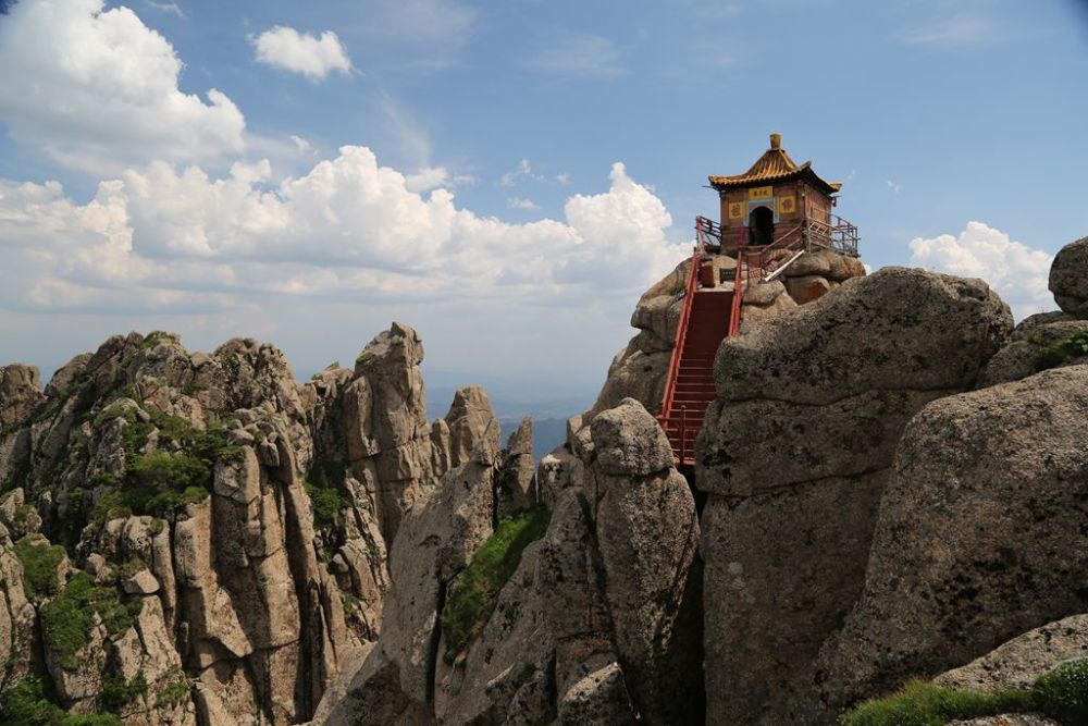 山西管涔山国家森林公园主体座落在宁武县东寨境内,同时包含五寨,神池