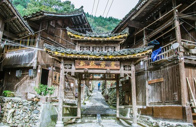 被誉为短裙苗第一村拥有三大景观村民还在水上建粮仓