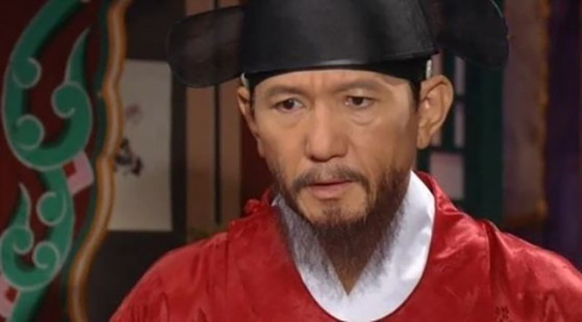 年12月份,因在红遍亚洲的韩剧《大长今》中饰演尚膳大人一角而闻名