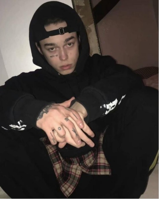 俄罗斯睡不醒男孩走红时尚圈这样一脸丧气都能追到漂亮女友