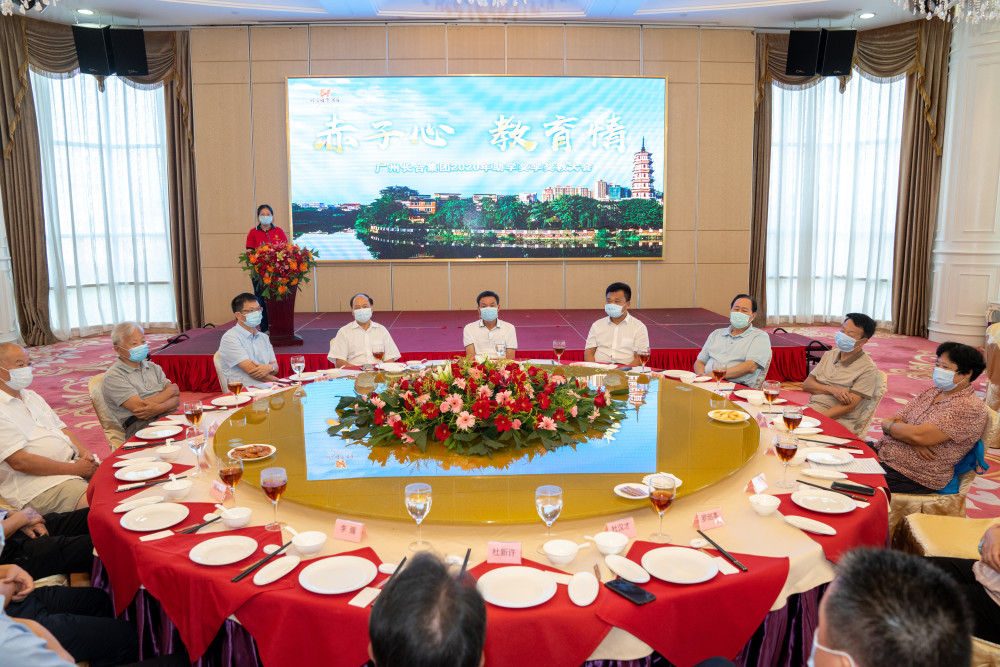 罗定市杰出乡贤杜彬许勉励受助受奖学子继续努力,奋发有为,努力成才