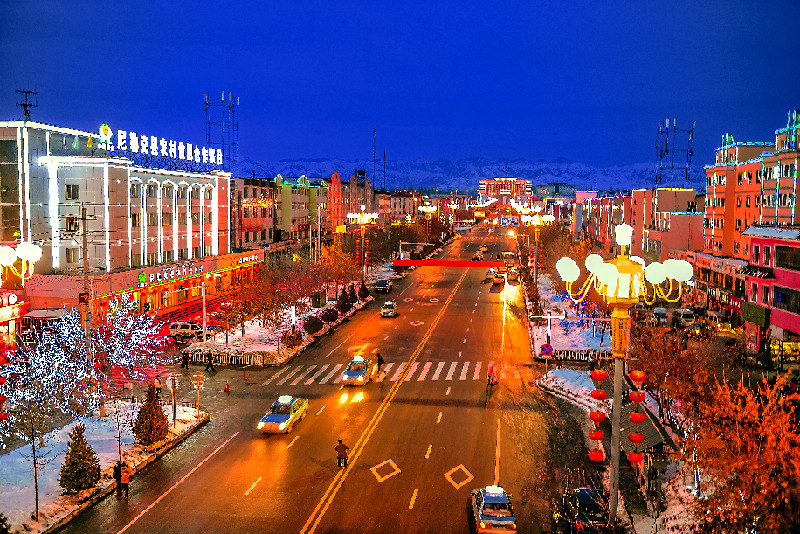 尼勒克县城一角是久负盛名的康养胜地多彩之城被誉为甜蜜之都尼勒克县