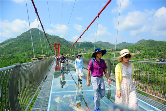 連州一座玻璃橋拉動農旅兩駕馬車齊駕並驅成為經濟紅橋