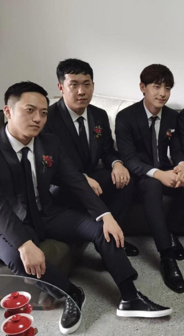 专业"伴郎"已经上线!邓伦最近回石家庄赴宴,网友直言想嫁他哥们