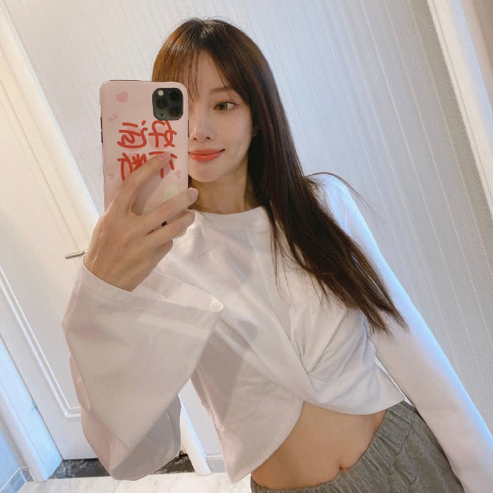 李小璐|李小璐PGone同时晒视频做同款手势，装扮似情侣装被指隔空传情