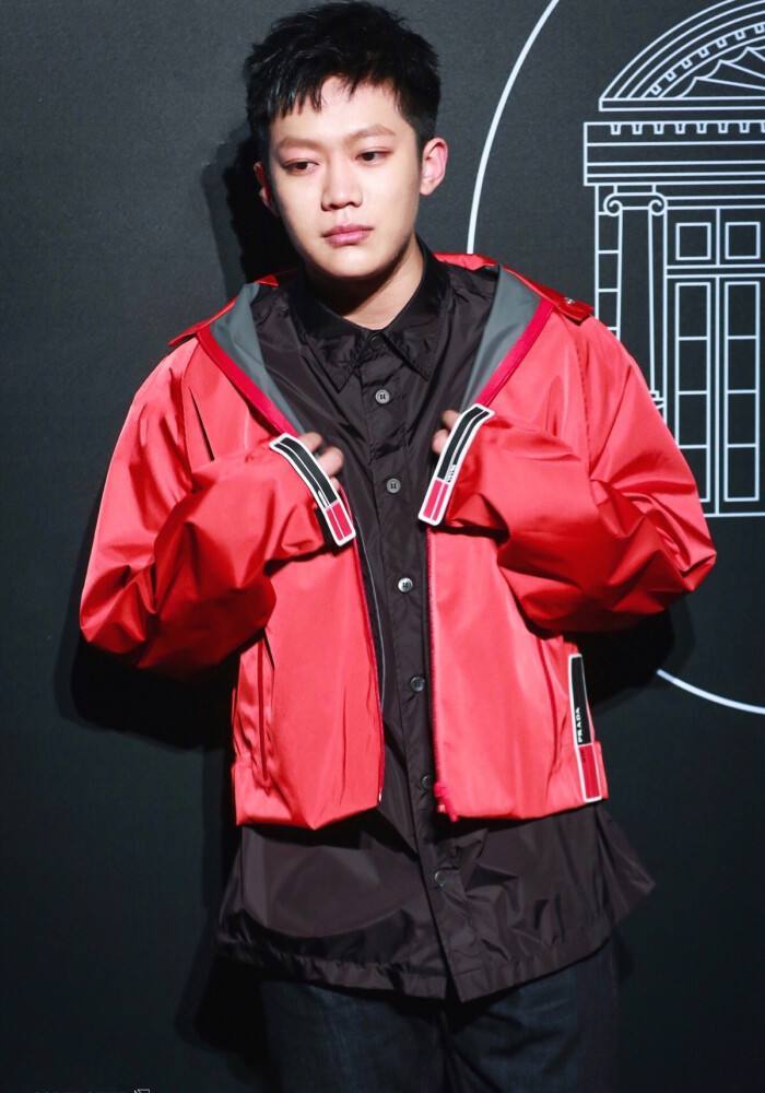 李小璐|李小璐PGone同时晒视频做同款手势，装扮似情侣装被指隔空传情