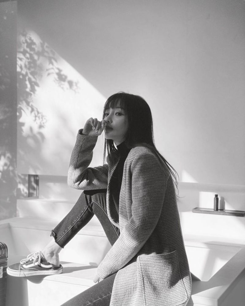 李小璐|李小璐PGone同时晒视频做同款手势，装扮似情侣装被指隔空传情