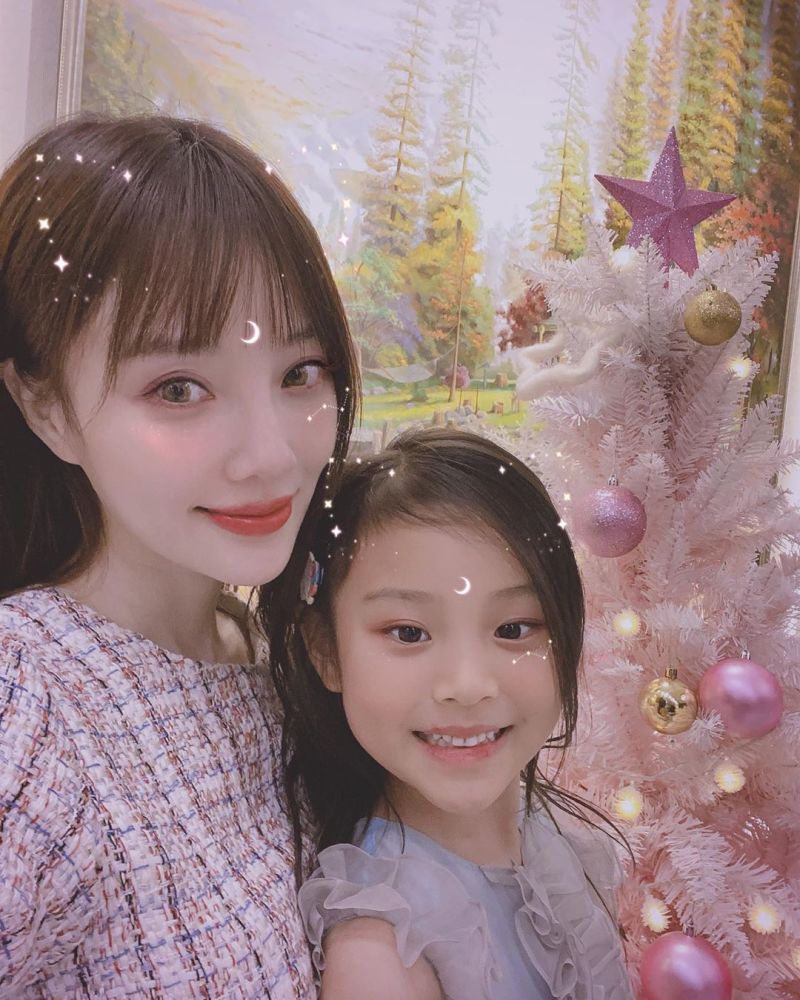 李小璐|李小璐PGone同时晒视频做同款手势，装扮似情侣装被指隔空传情