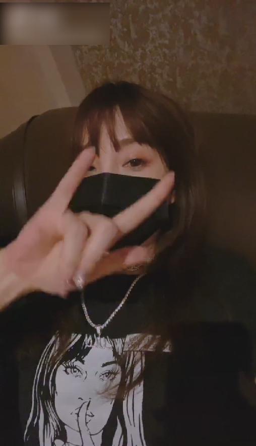 李小璐|李小璐PGone同时晒视频做同款手势，装扮似情侣装被指隔空传情