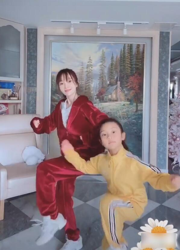 李小璐|李小璐PGone同时晒视频做同款手势，装扮似情侣装被指隔空传情