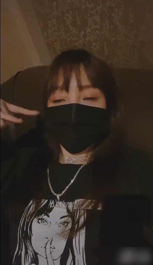 李小璐PGone同时晒视频做同款手势，装扮似情侣装被指隔空传情（组图） - 2