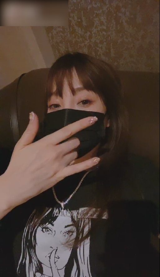 李小璐PGone同时晒视频做同款手势，装扮似情侣装被指隔空传情（组图） - 3