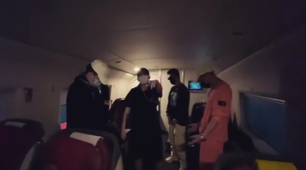 李小璐|李小璐PGone同时晒视频做同款手势，装扮似情侣装被指隔空传情