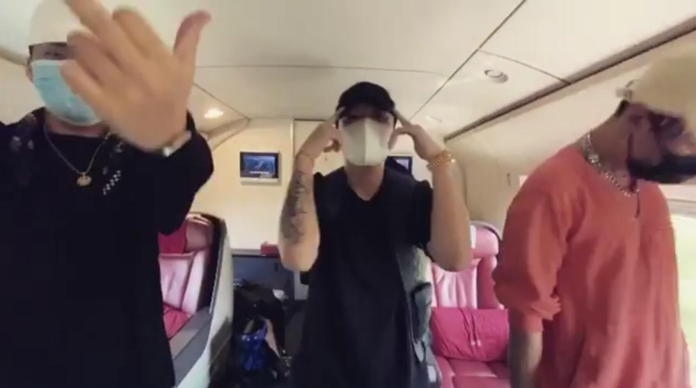 李小璐|李小璐PGone同时晒视频做同款手势，装扮似情侣装被指隔空传情