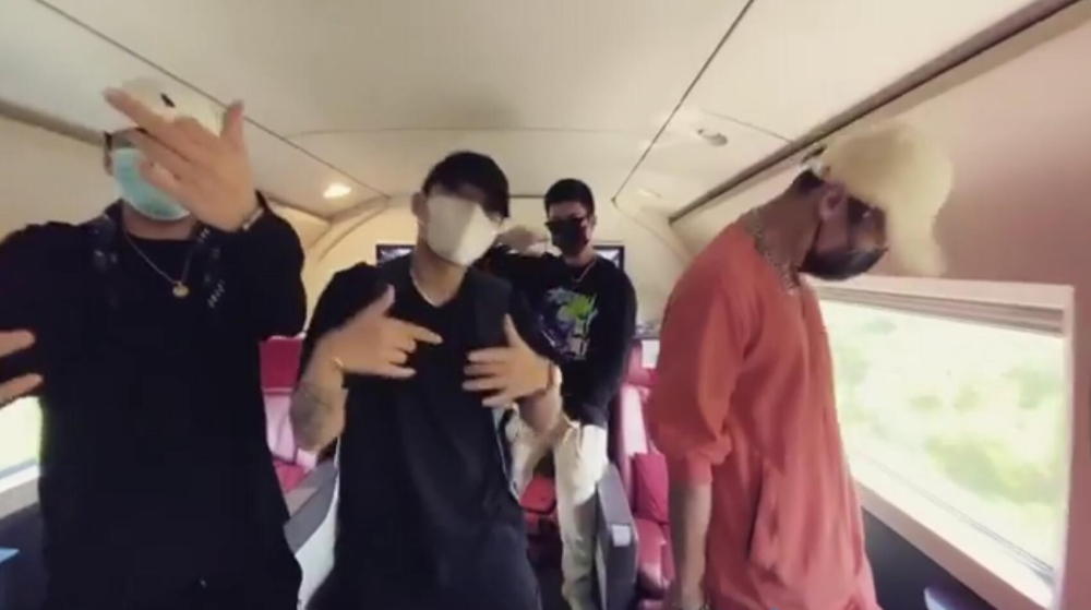 李小璐|李小璐PGone同时晒视频做同款手势，装扮似情侣装被指隔空传情