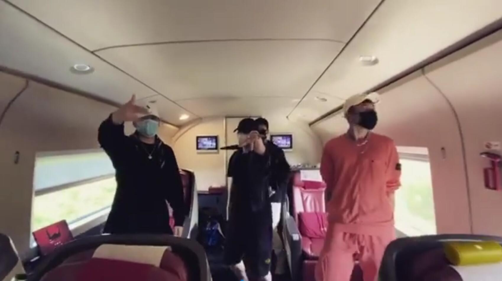 李小璐|李小璐PGone同时晒视频做同款手势，装扮似情侣装被指隔空传情