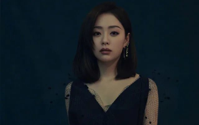 张靓颖|张靓颖公演忘词引热议，绯闻男友发长文力挺，原来二人已“同居”