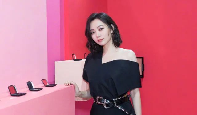 张靓颖|张靓颖公演忘词引热议，绯闻男友发长文力挺，原来二人已“同居”