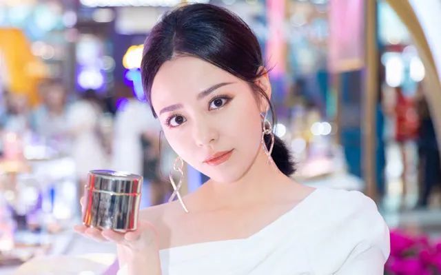 张靓颖|张靓颖公演忘词引热议，绯闻男友发长文力挺，原来二人已“同居”